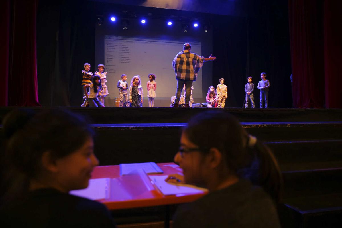 Ensaio de teatro por crianças no Teatro Sá da Bandeira