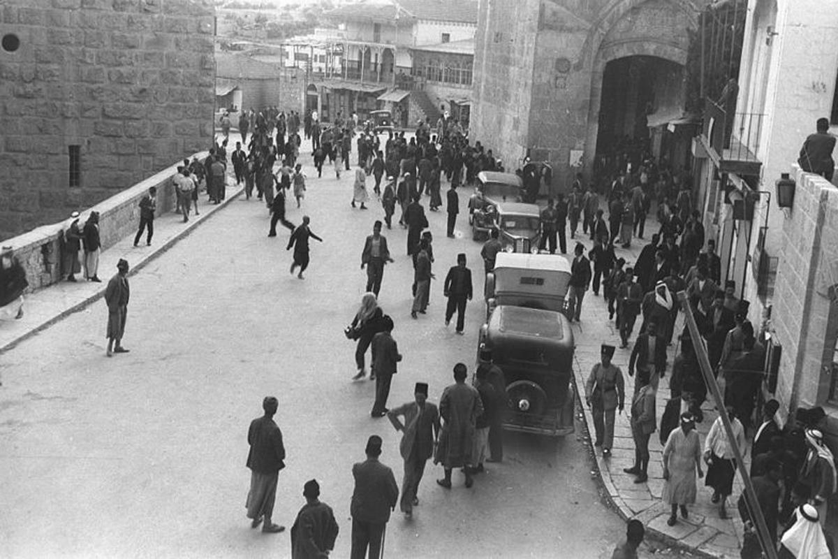 SCENE_INSIDE_JAFFA_GATE_IN_THE_OLD_CITY_OF_JERUSALEM_DURING_ARAB_RIOTING_AGAINST_JEWS_DURING_THE_BRITISH_MANDATE_IN_THE_LAND_OF_ISRAEL._סצינת_רחוב_בחלD220-077