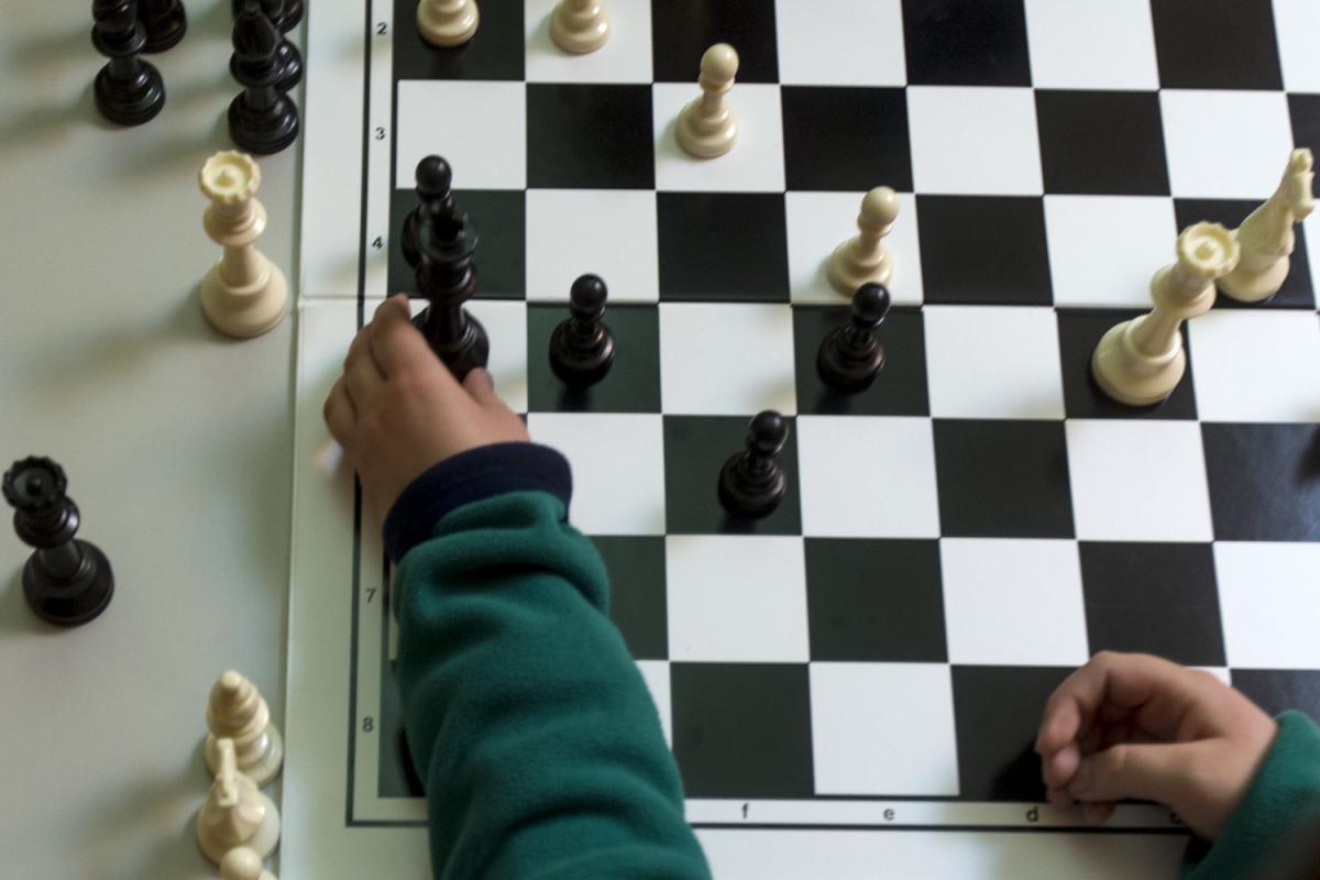 Plastibras - Aprender xadrez traz diversos benefícios e quando se trata de  crianças, contribui para seu desenvolvimento mental, motor, social,  cultural, comportamental e emocional, além de melhorar o rendimento  escolar. Para jogar